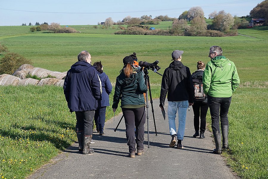 Eine Gruppe von Exkursionsteilnehmenden macht sich auf den Weg zum Brutgebiet der Braunkehlchen im Lahn-Dill-Kreis. ©M. Stüber, DVL