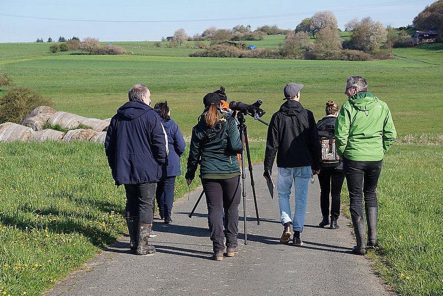 Eine Gruppe von Exkursionsteilnehmenden macht sich auf den Weg zum Brutgebiet der Braunkehlchen im Lahn-Dill-Kreis. ©M. Stüber, DVL